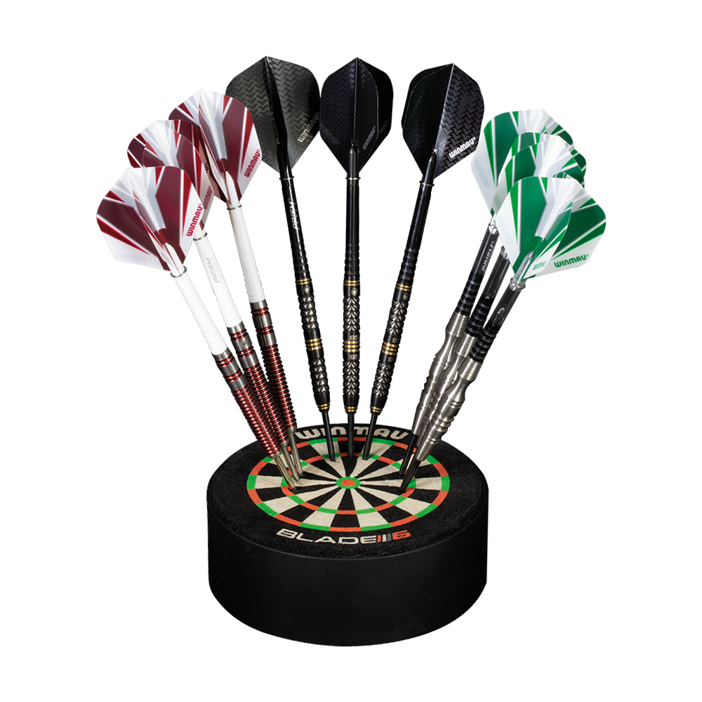 Das Bild zeigt den Winmau Dart Dock Blade 6 Dartständer mit sechs Darts darauf. Der Ständer hat ein Design, das einer Dartboardscheibe ähnelt.